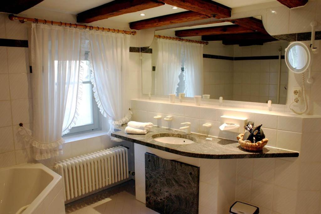 Schloss Neuburg Hotel Mosbach  Phòng bức ảnh